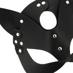 Gros plan sur les rivets argentés et les panneaux noirs du masque à oreilles de chat