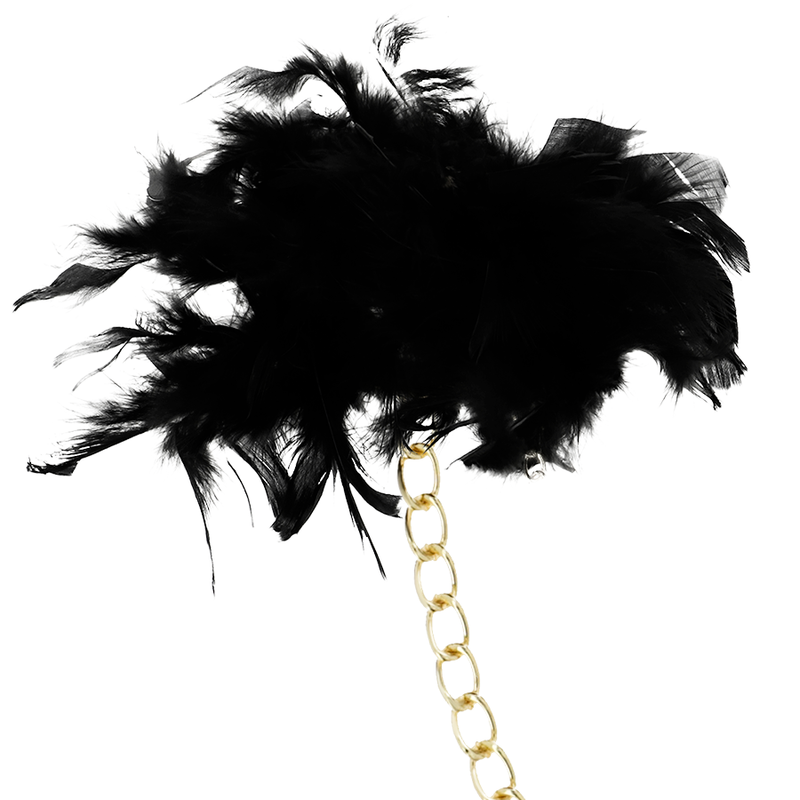 Détail d'un bracelet fantaisie de plumes noires avec anneau et maillons dorés