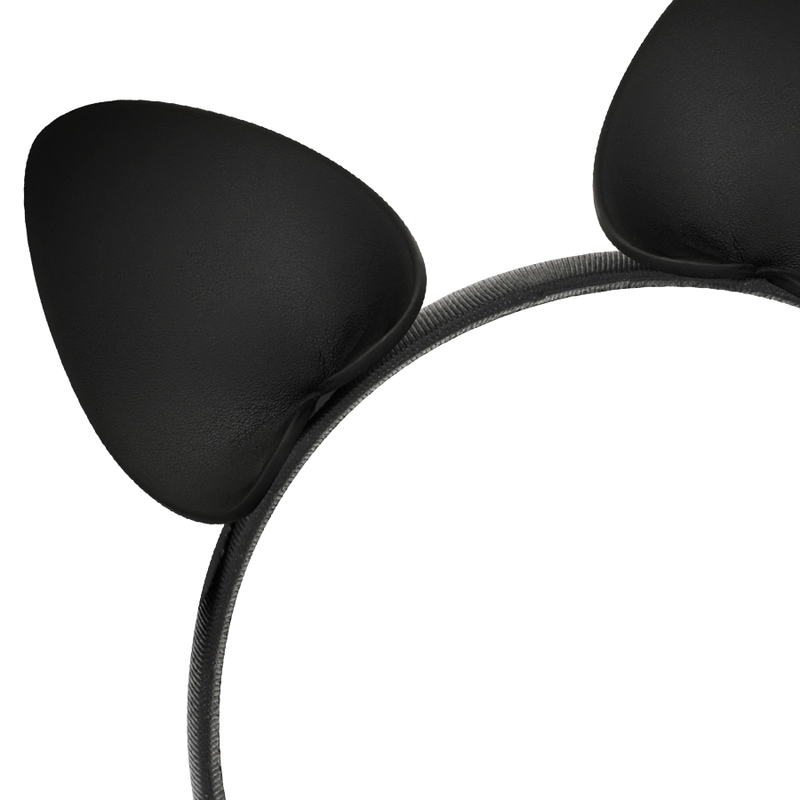 Gros plan sur le revêtement effet cuir noir d'une oreille de chat et sur l'arceau