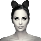 Serre-tête Coquette Chic Desire à oreilles de chat porté, vue de face en noir et blanc