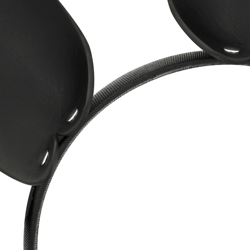 Gros plan sur la texture du cuir végan noir et la fixation des oreilles du serre-tête Coquette