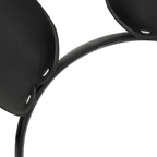 Gros plan sur la texture du cuir végan noir et la fixation des oreilles du serre-tête Coquette