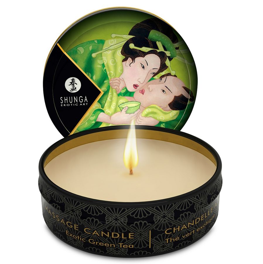Mini bougie de massage Shunga Thé Vert 30 ml ouverte dans son pot noir et doré, avec couvercle vert illustré